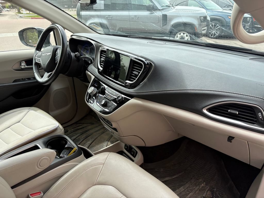 Used 2021 Chrysler Pacifica Touring-L AWD/4WD image 31