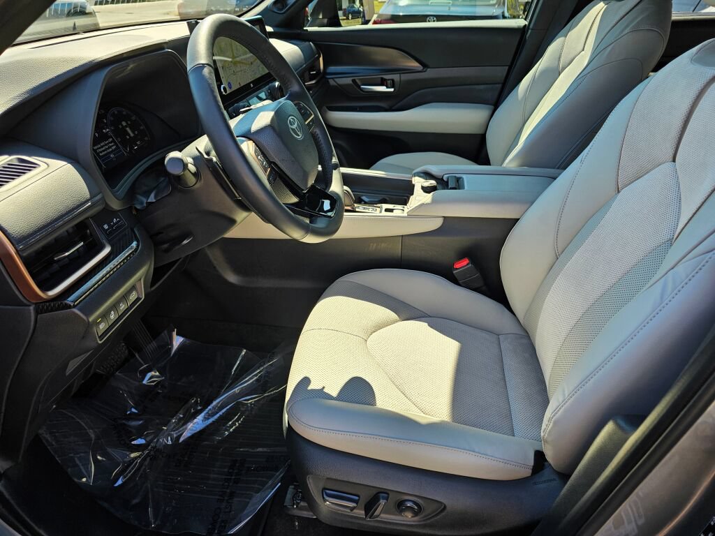 Used 2025 Toyota Grand Highlander AWD Hybrid image 20