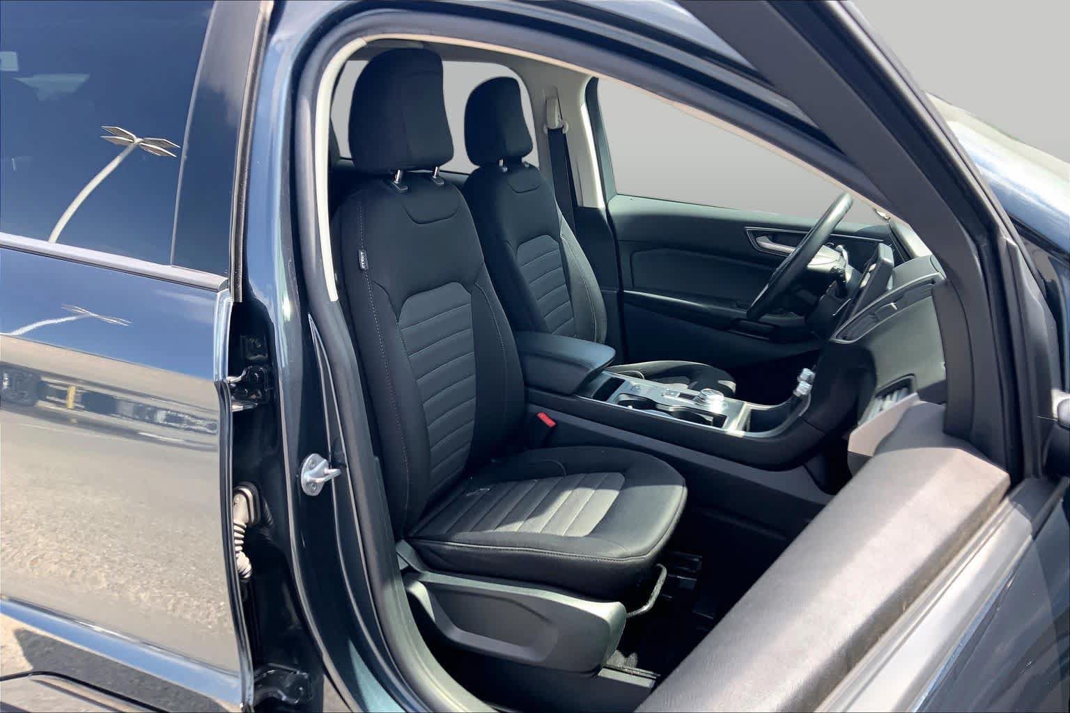 Certified 2022 Ford Edge SE w/ Black Appearance Package AWD/4WD image 9