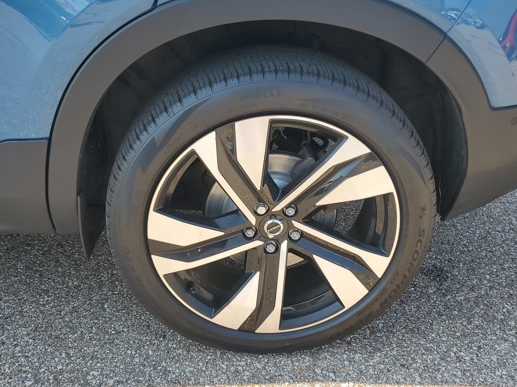 Used 2023 Volvo XC40 B5 Plus w/ Driver Assist Package AWD/4WD image 6