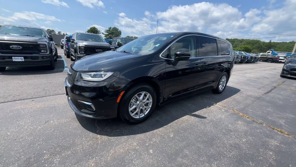 Used 2023 Chrysler Pacifica Touring-L FWD image 14