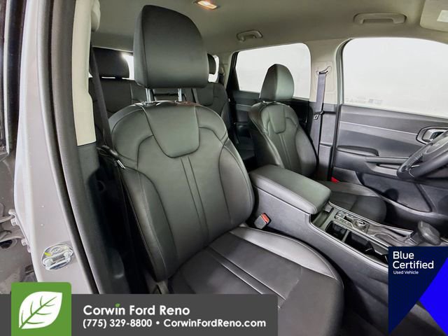 Used 2025 Kia Sorento S image 32