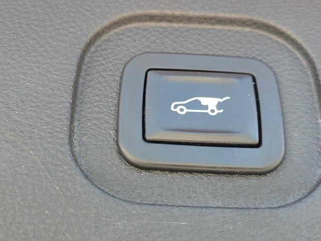 Used 2017 Chevrolet Equinox Premier w/ Enhanced Convenience Package FWD image 11