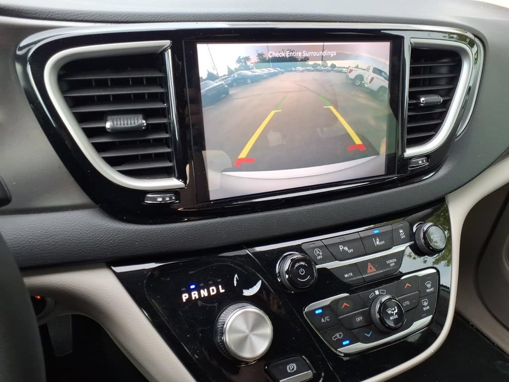 Used 2024 Chrysler Pacifica Touring-L FWD image 26