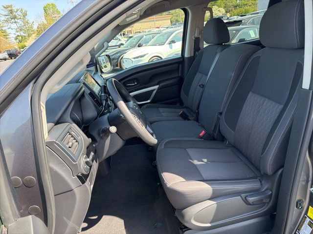 Used 2022 Nissan Titan SV image 14