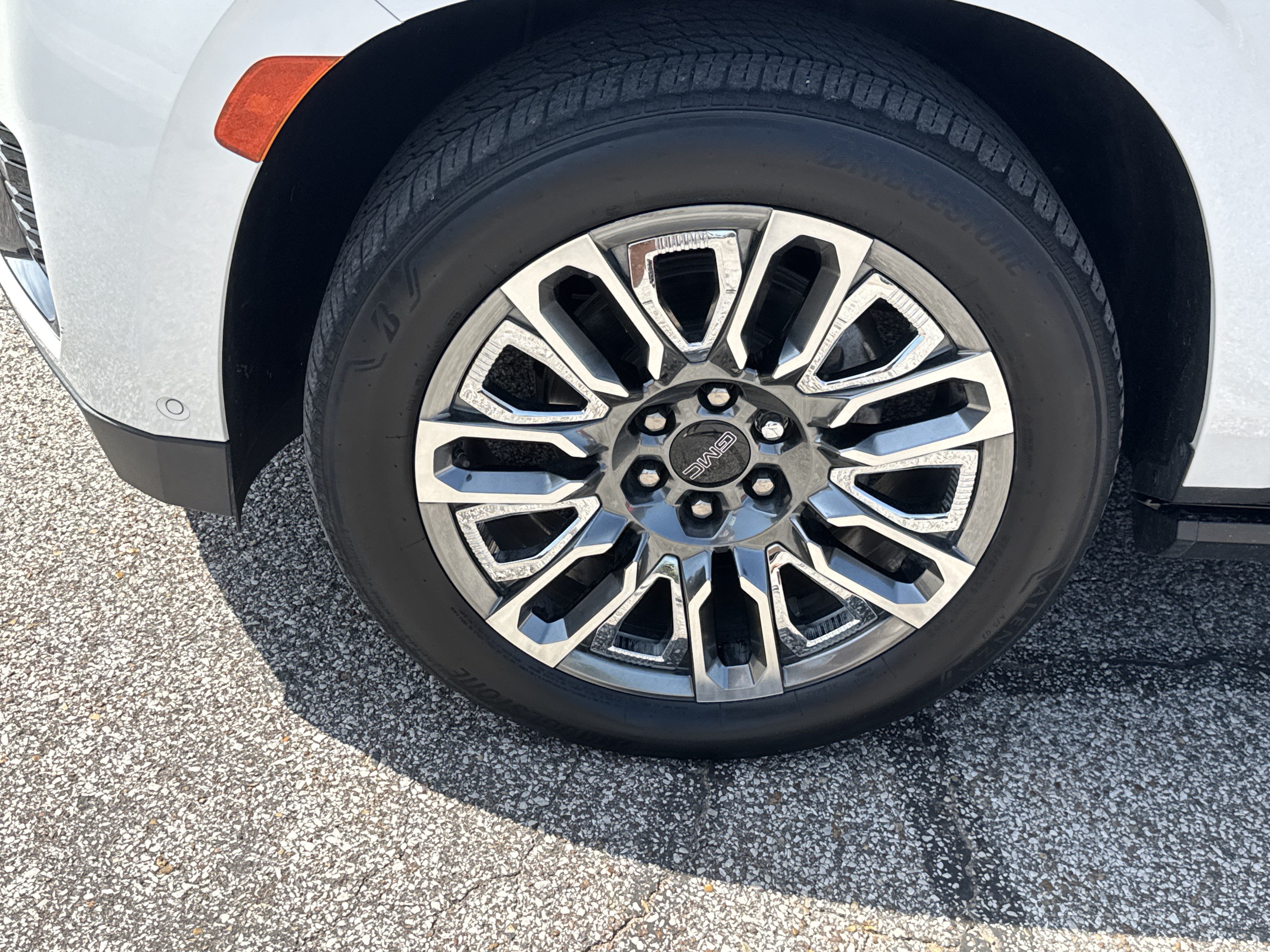 Used 2023 GMC Yukon XL Denali Ultimate w/ LPO, Floor Liner Package AWD/4WD image 9