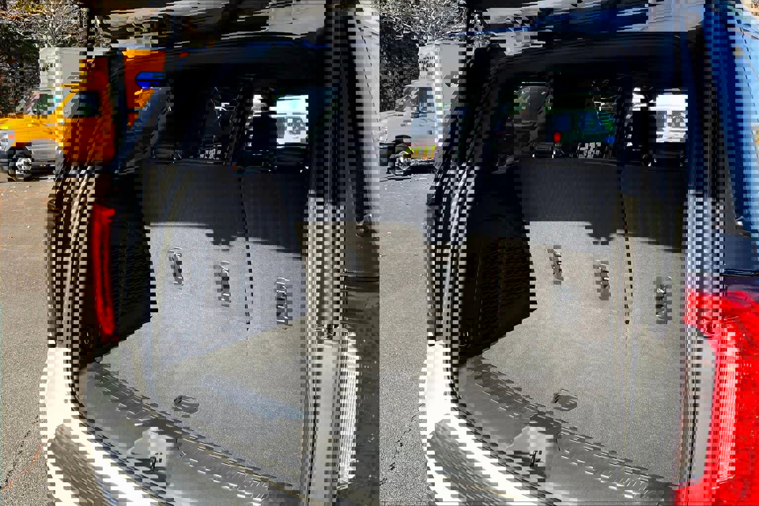 Used 2024 GMC Yukon AT4 w/ AT4 Premium Package image 32