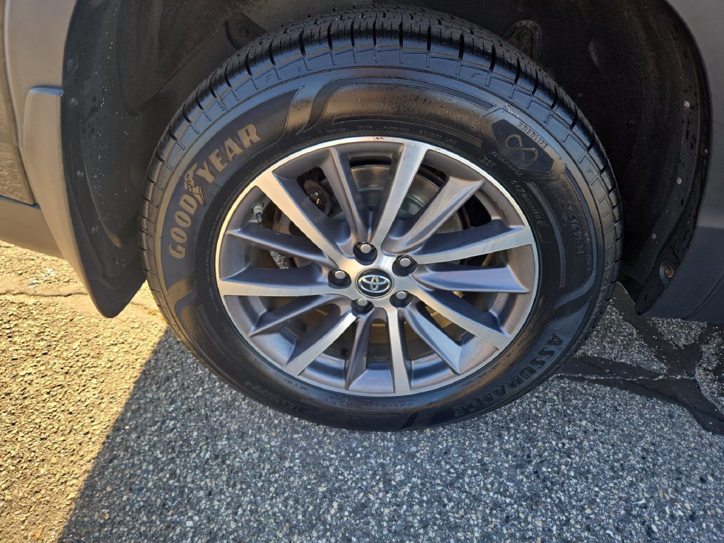 Used 2019 Toyota Highlander XLE w/ Carpet Mat Package (TMS) AWD/4WD image 2