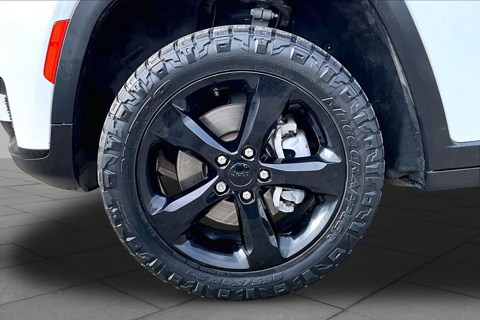 Used 2023 Jeep Grand Cherokee L Laredo AWD/4WD image 13