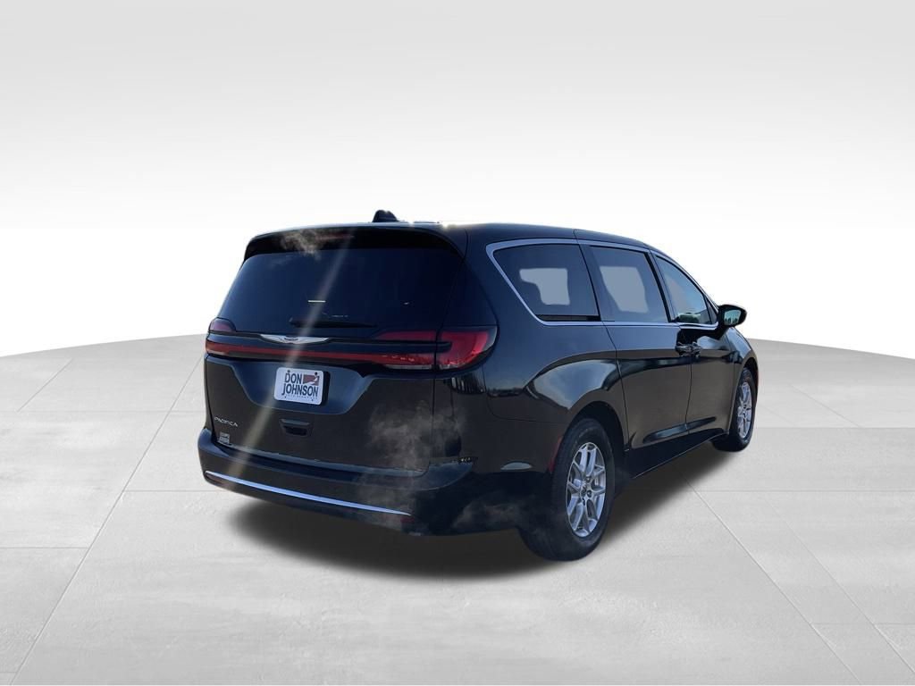 Used 2024 Chrysler Pacifica Touring-L image 5
