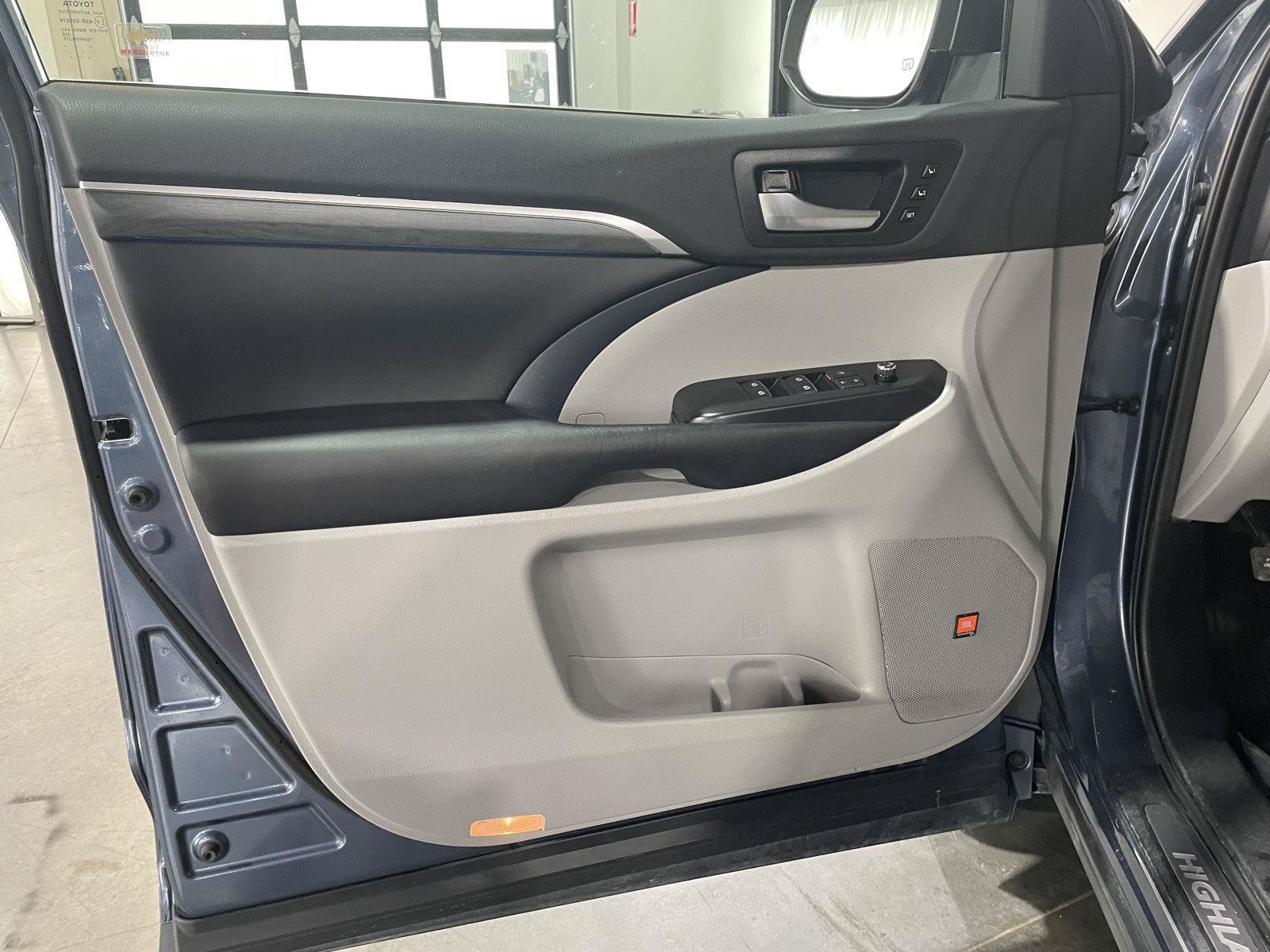 Used 2019 Toyota Highlander Limited AWD/4WD image 17