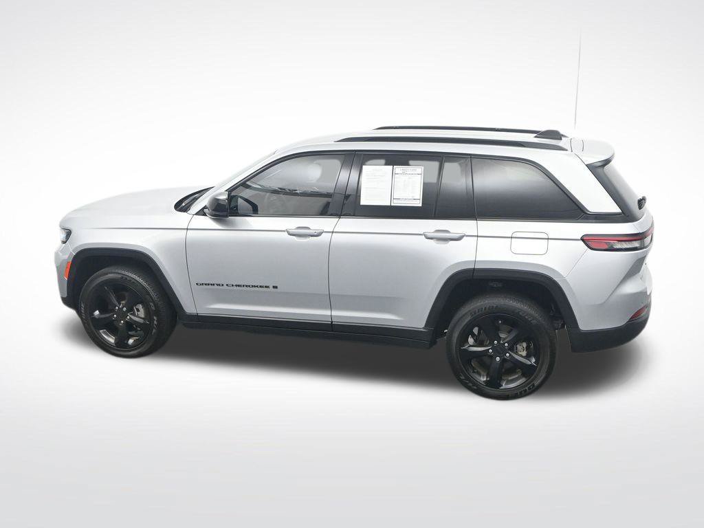 Used 2024 Jeep Grand Cherokee Altitude RWD image 39