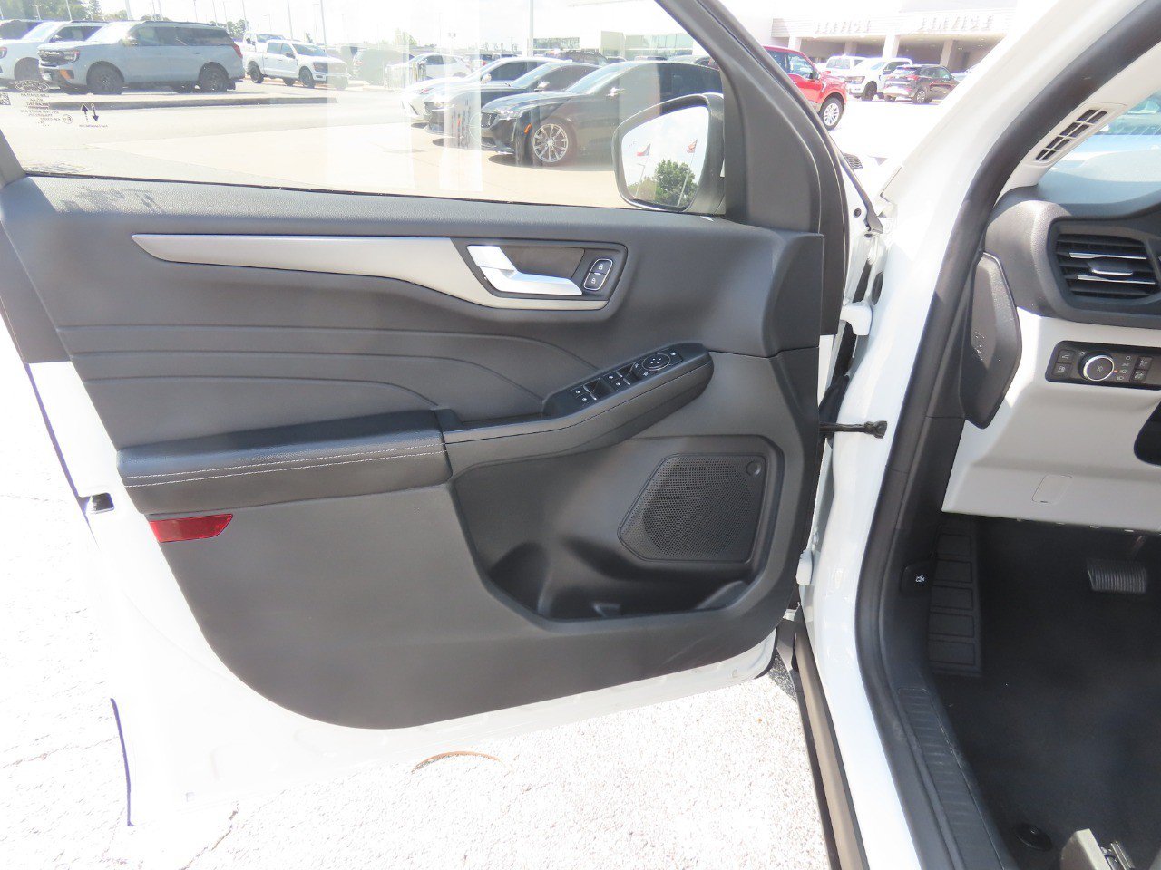 Certified 2025 Ford Escape SE FWD image 25