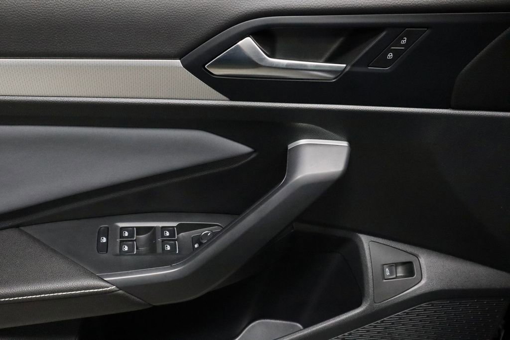 Used 2025 Volkswagen Jetta SE image 22