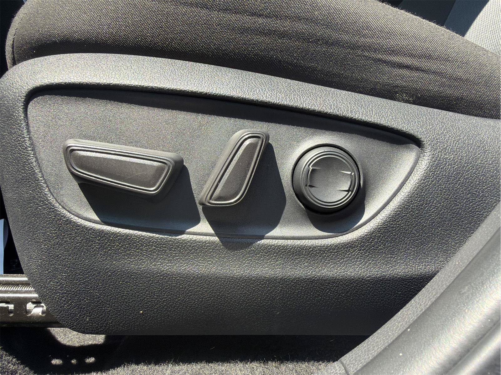 Used 2025 Toyota RAV4 XLE AWD/4WD image 14