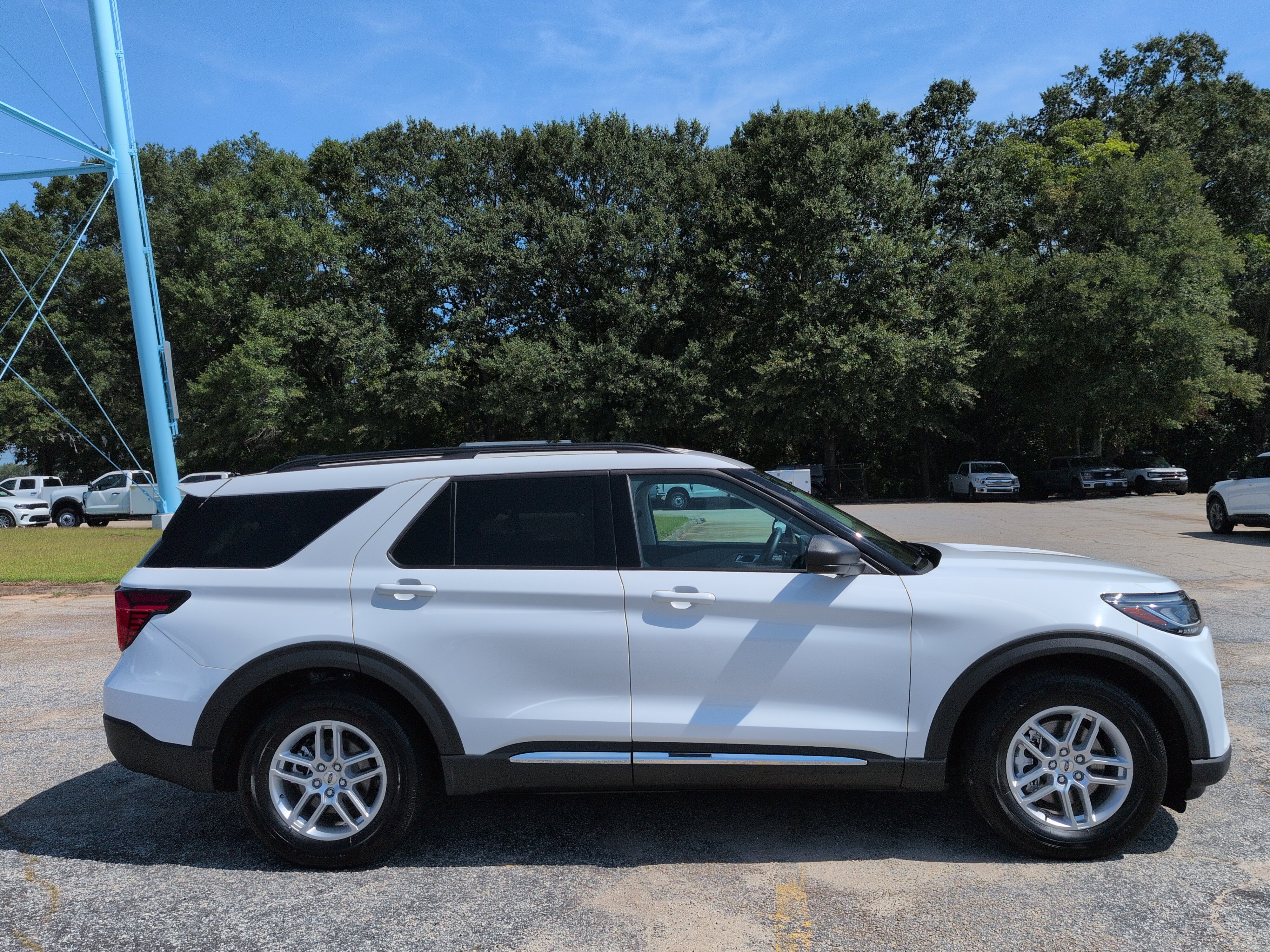 Certified 2025 Ford Explorer Active w/ Active Comfort Package RWD image 2