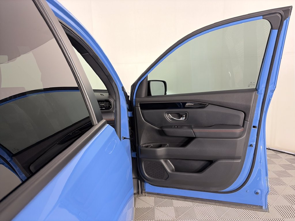 Used 2025 Honda Pilot TrailSport image 31