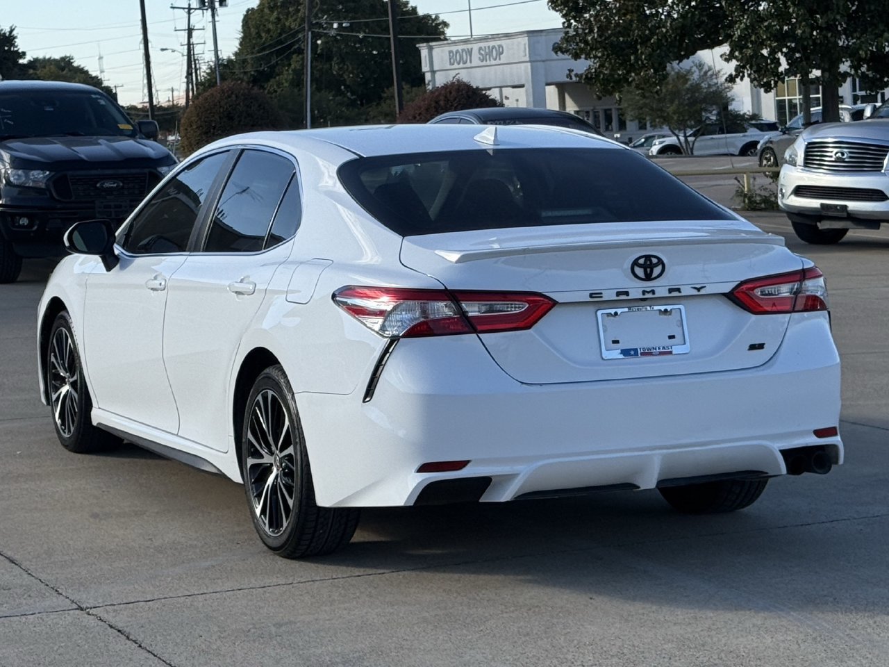 Used 2020 Toyota Camry SE FWD image 5
