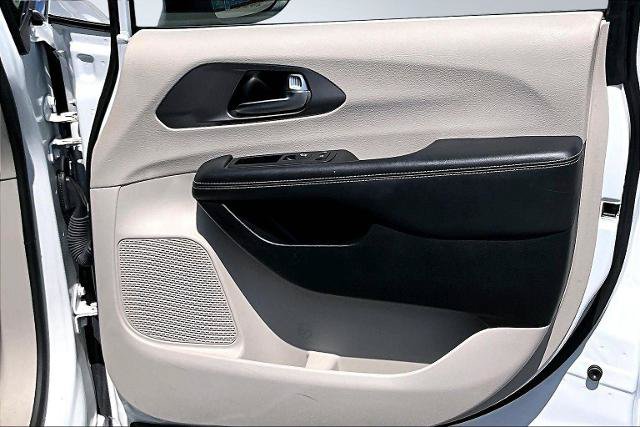 Used 2023 Chrysler Pacifica Touring-L FWD image 24