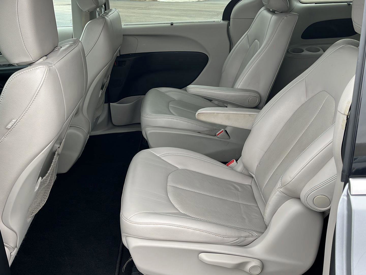 Used 2018 Chrysler Pacifica Touring-L image 18