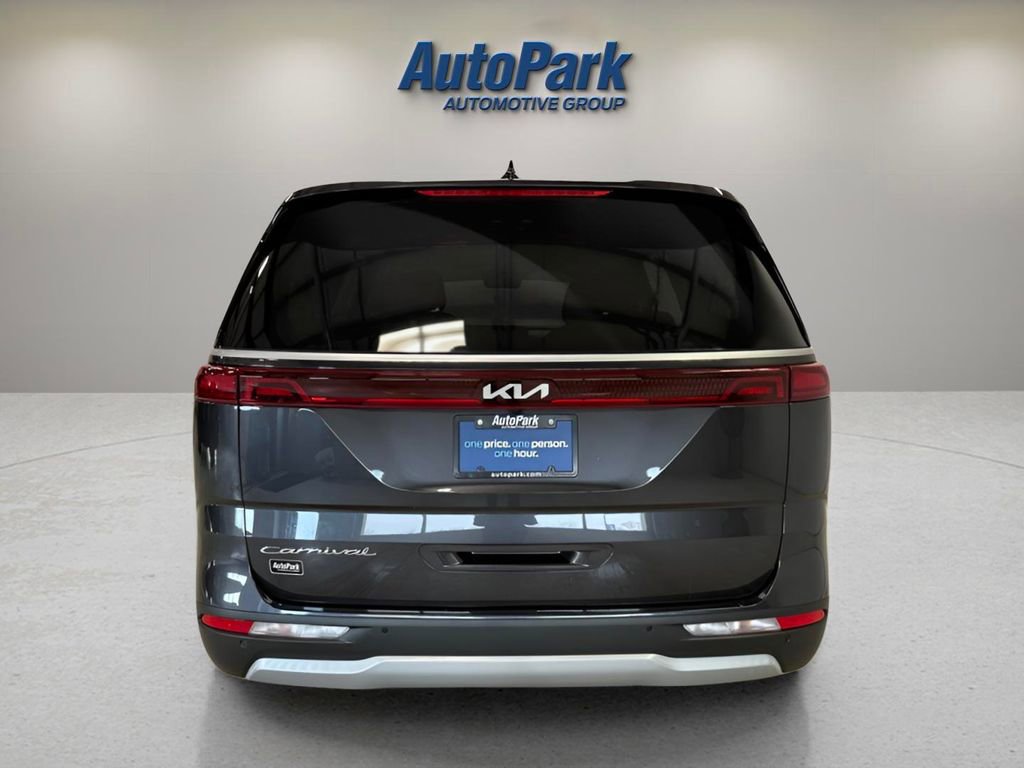 Used 2022 Kia Carnival LX image 4