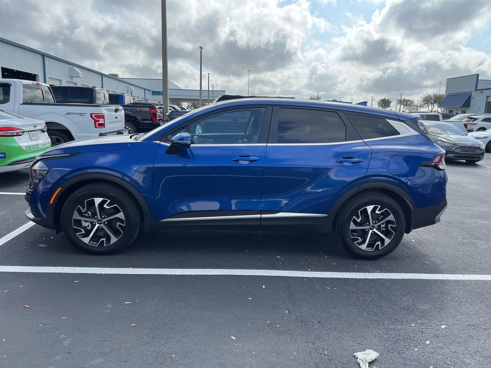 Used 2025 Kia Sportage EX image 6