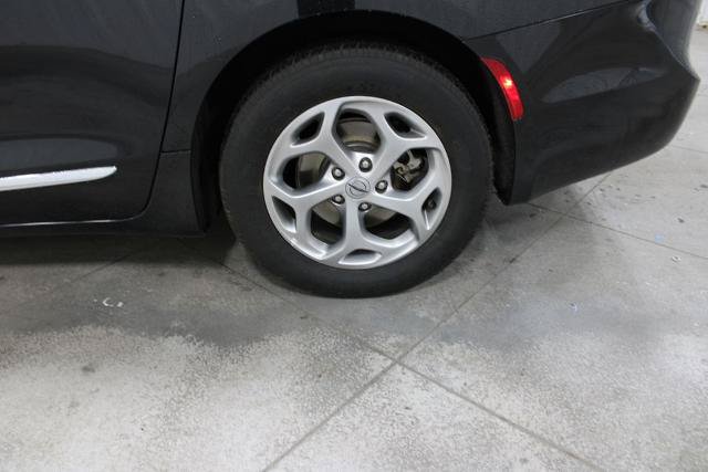 Used 2023 Chrysler Pacifica Limited FWD image 36
