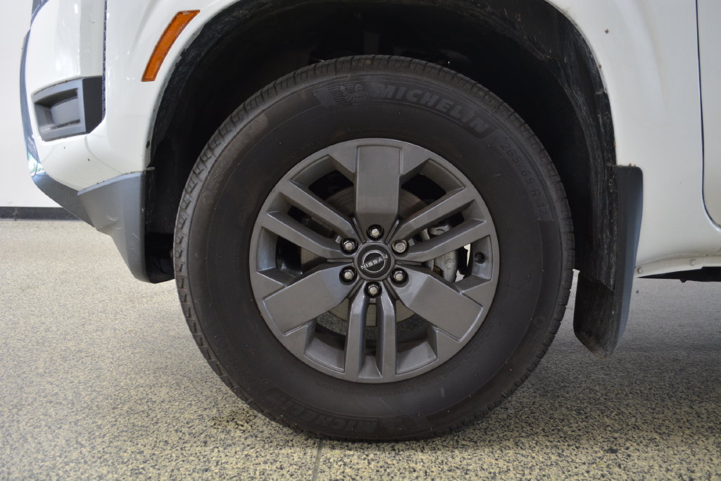 Used 2025 Nissan Frontier SV AWD/4WD image 11