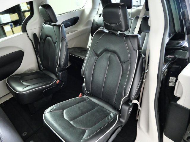 Used 2023 Chrysler Pacifica Limited FWD image 14