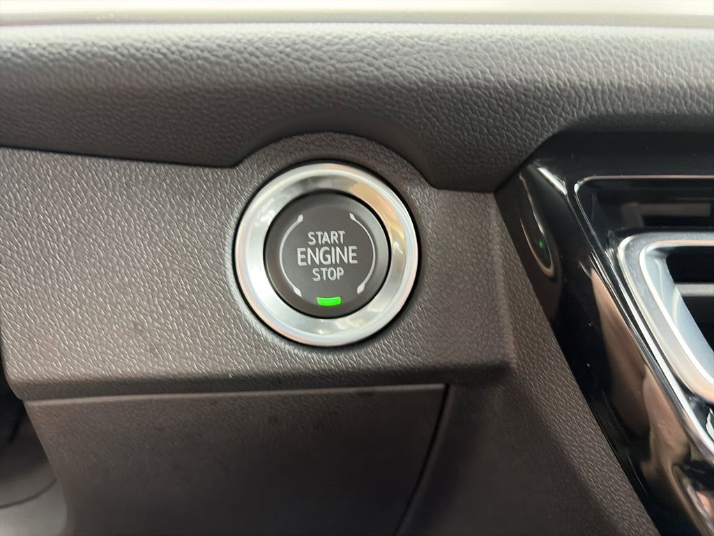Used 2025 Chevrolet Traverse LT w/ Driver Confidence Package FWD image 28