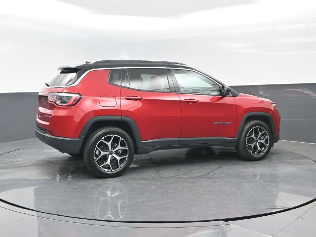 Used 2025 Jeep Compass Limited AWD/4WD image 3