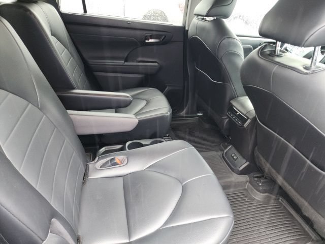 Used 2021 Toyota Highlander XLE AWD/4WD image 40