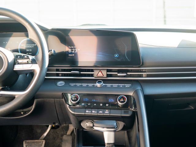 Used 2024 Hyundai Elantra Blue image 25