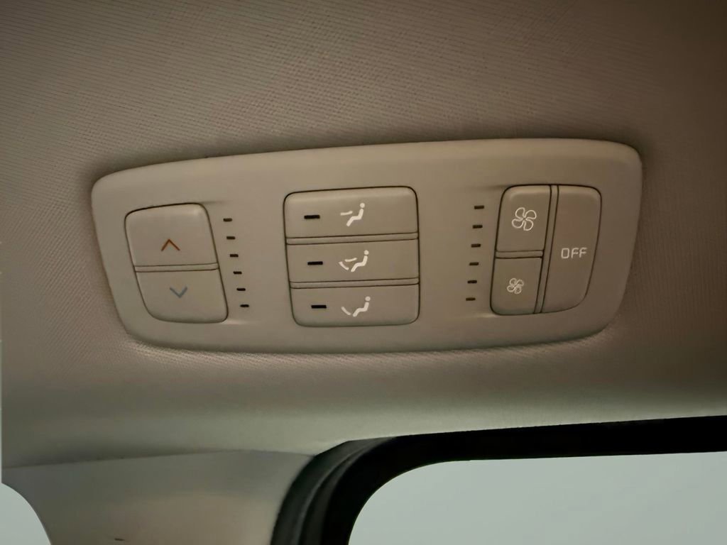 Used 2022 Kia Carnival LX image 23