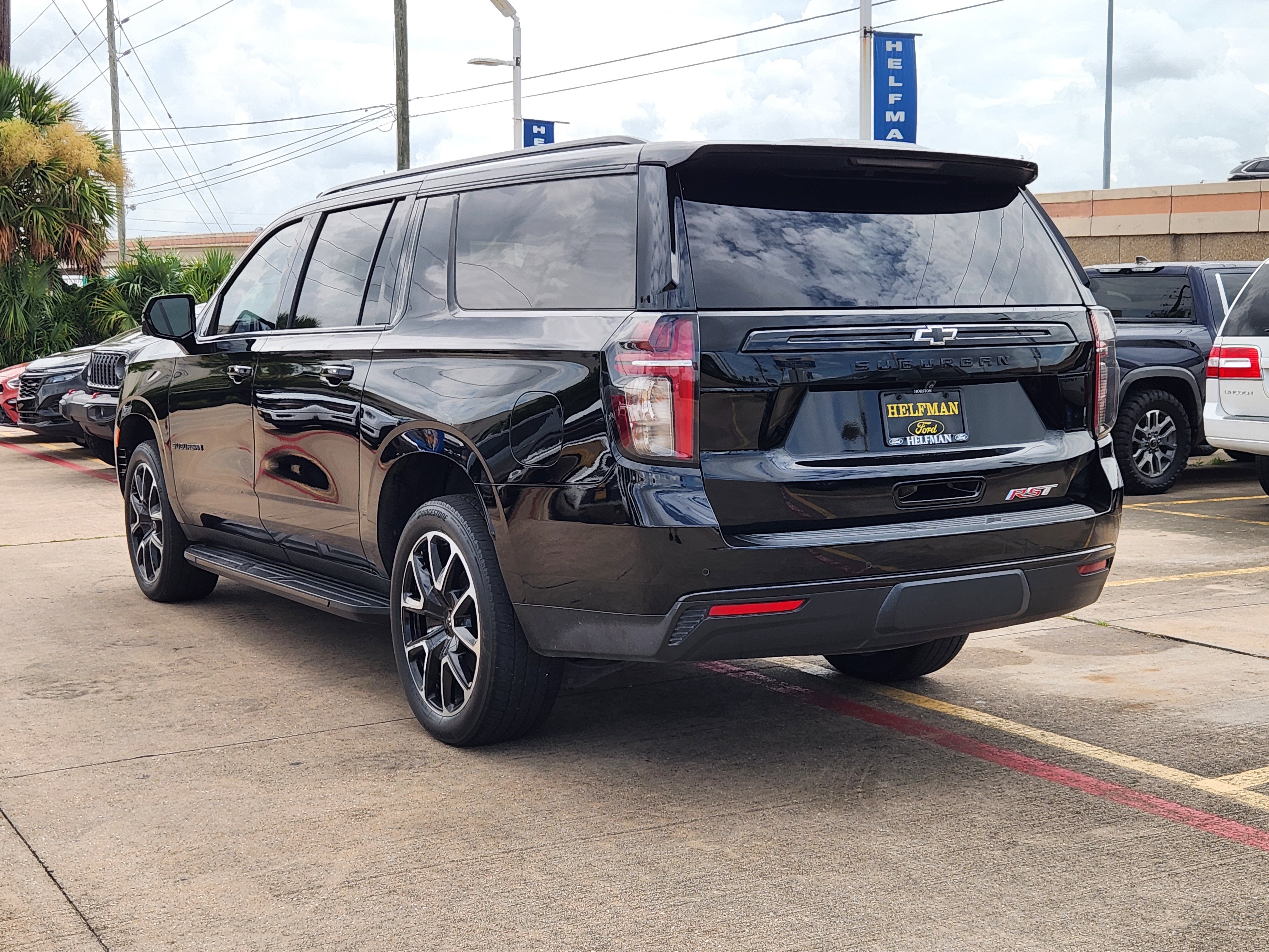 Used 2024 Chevrolet Suburban RST w/ Luxury Package AWD/4WD image 4
