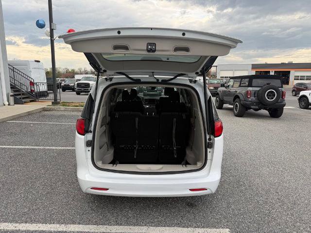 Used 2023 Chrysler Voyager LX FWD image 9