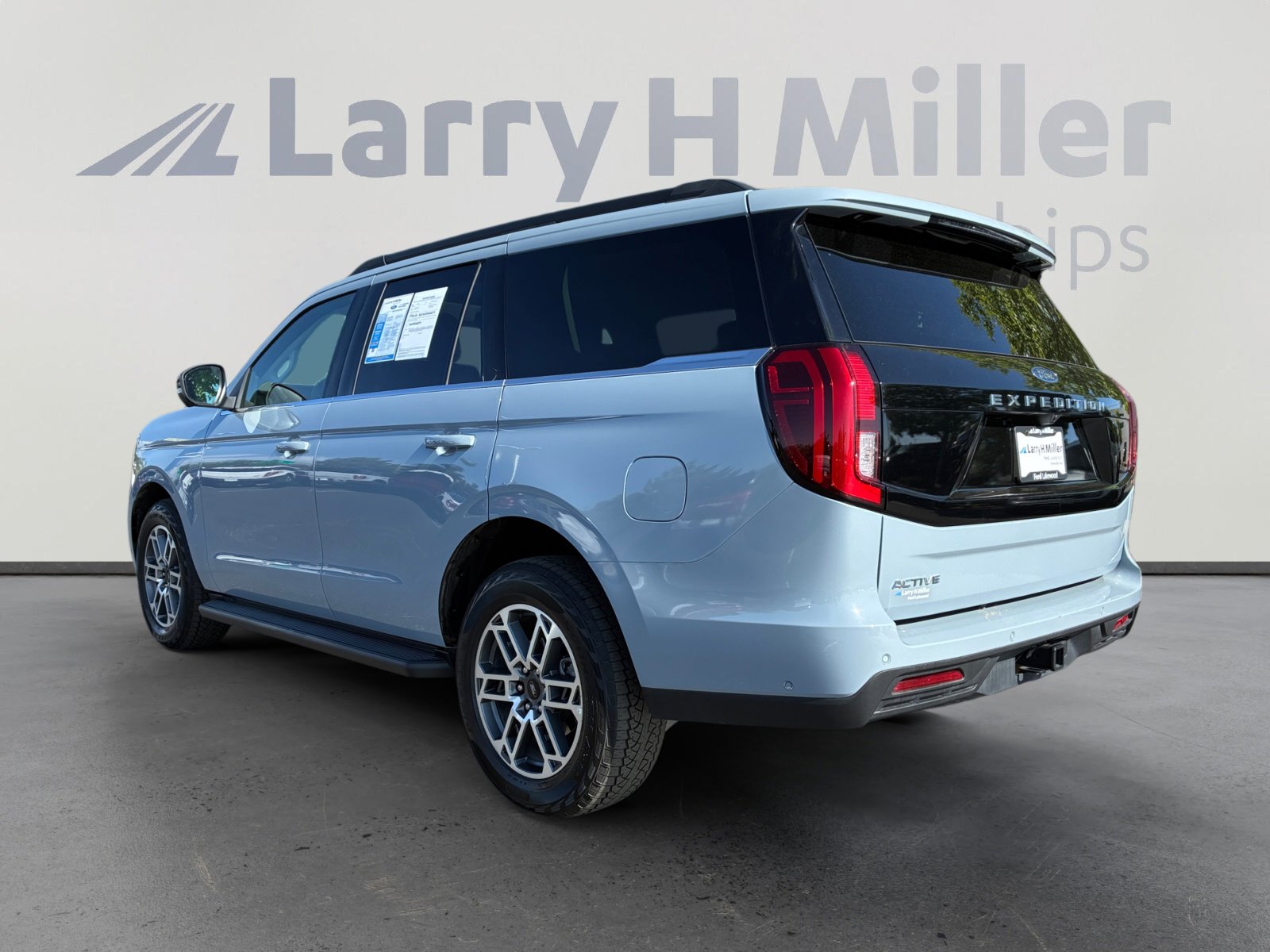 Certified 2025 Ford Expedition Active AWD/4WD image 3