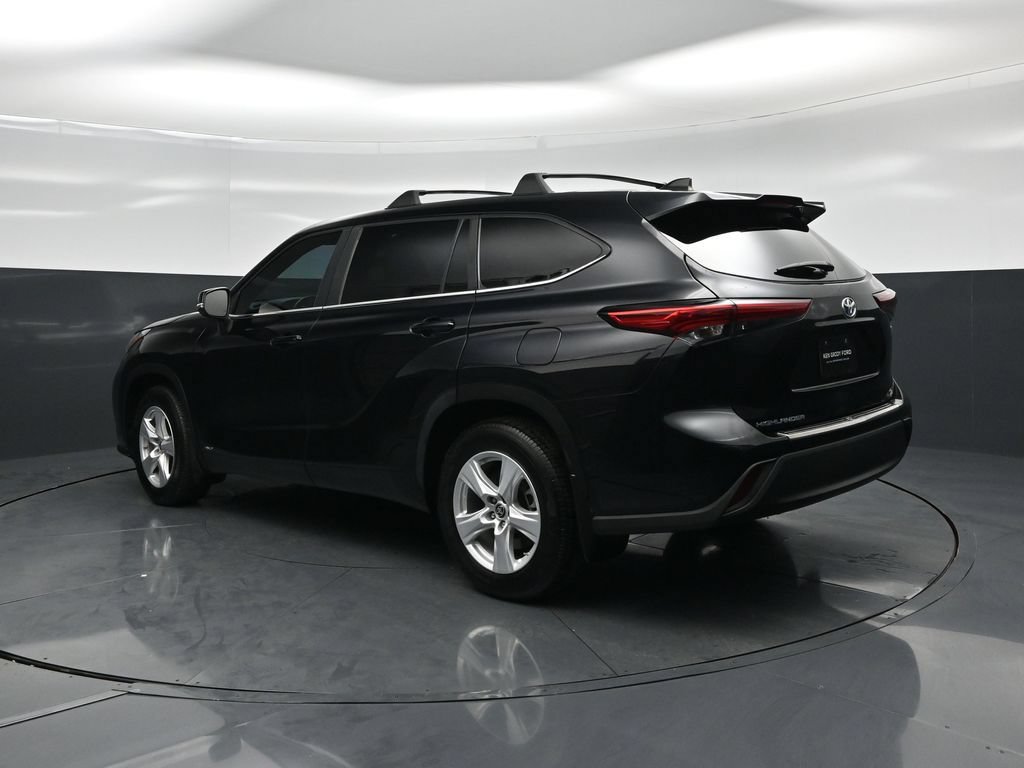 Used 2023 Toyota Highlander LE AWD/4WD image 7