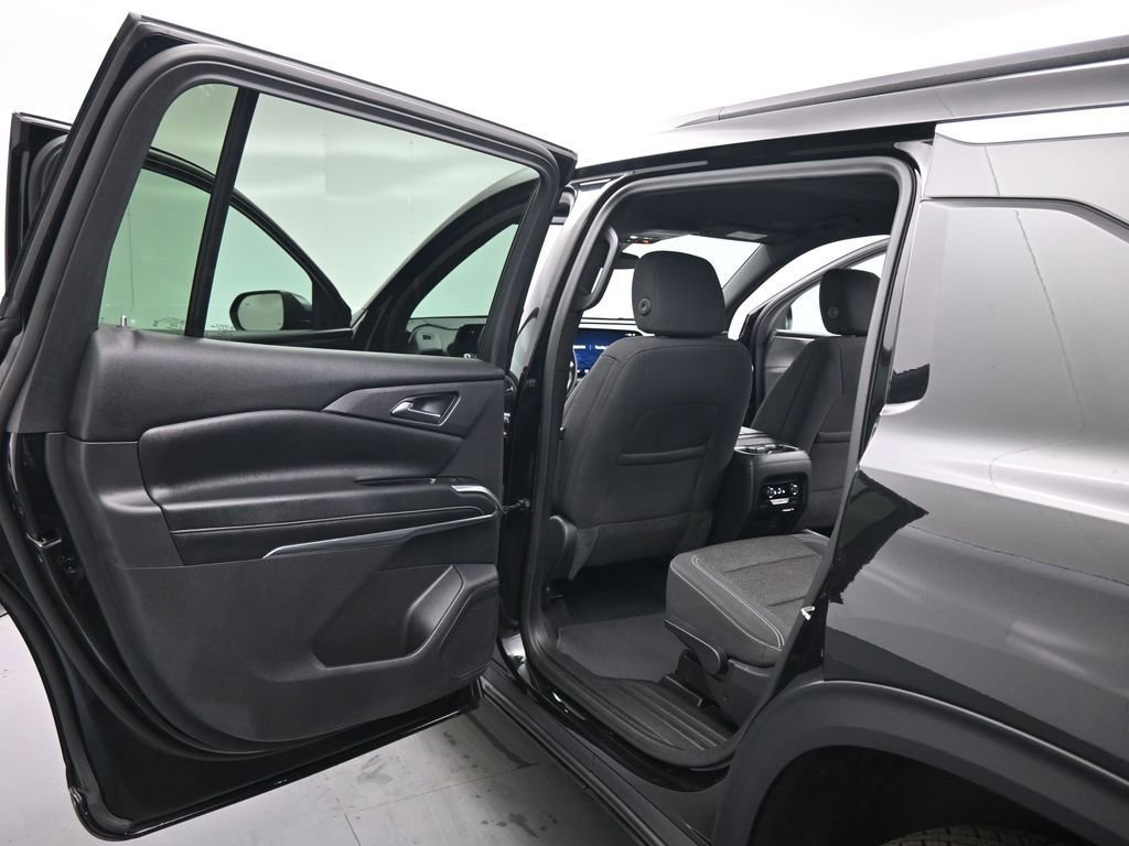 Used 2024 Chevrolet Traverse LT image 43