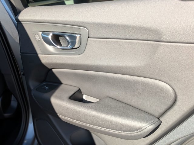 Used 2020 Volvo XC60 T5 Momentum w/ Protection Package Premier image 33