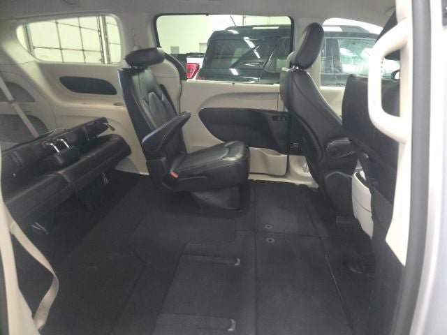 Used 2024 Chrysler Pacifica Touring-L FWD image 12