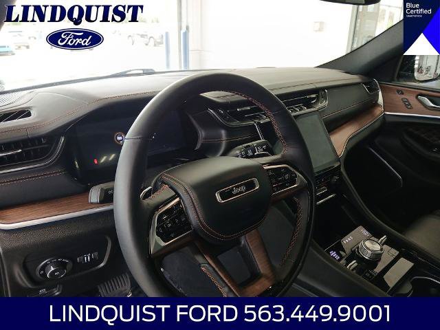 Used 2025 Jeep Grand Cherokee Summit AWD/4WD image 11