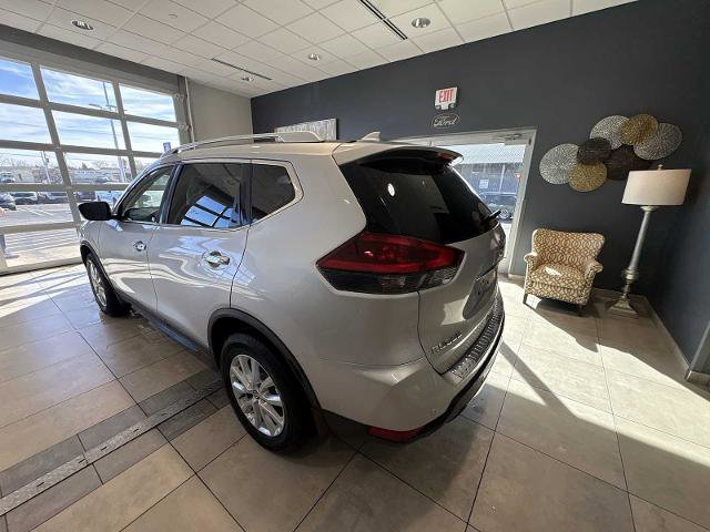 Used 2020 Nissan Rogue SV image 3