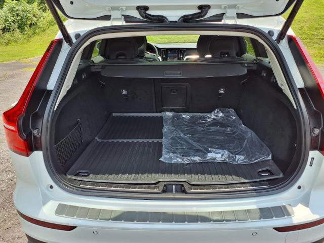 Used 2023 Volvo V60 B5 Cross Country Ultimate w/ Climate Package image 9