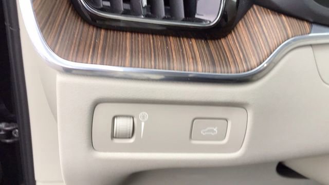 Used 2022 Volvo XC60 B5 Momentum w/ Climate Package image 19