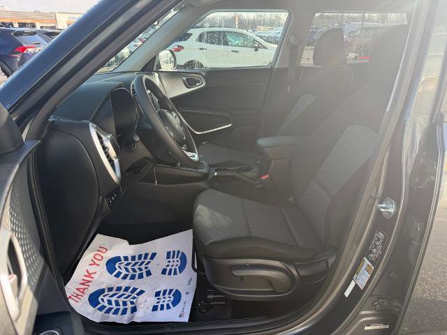 Used 2023 Kia Soul LX w/ LX Technology Package image 11