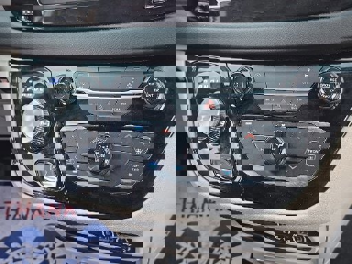 Used 2023 Chrysler Voyager LX image 13