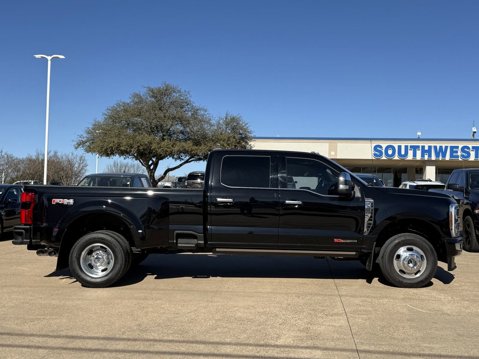 Certified 2025 Ford F350 Platinum w/ Platinum Plus Package image 3
