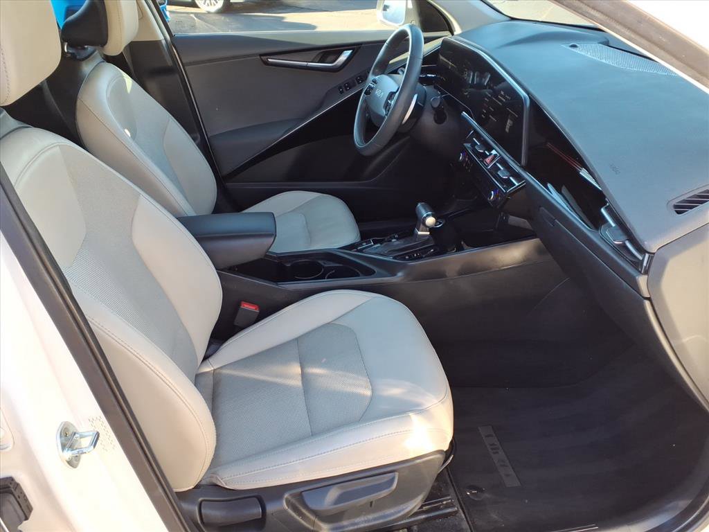 Used 2023 Kia Niro EX image 11