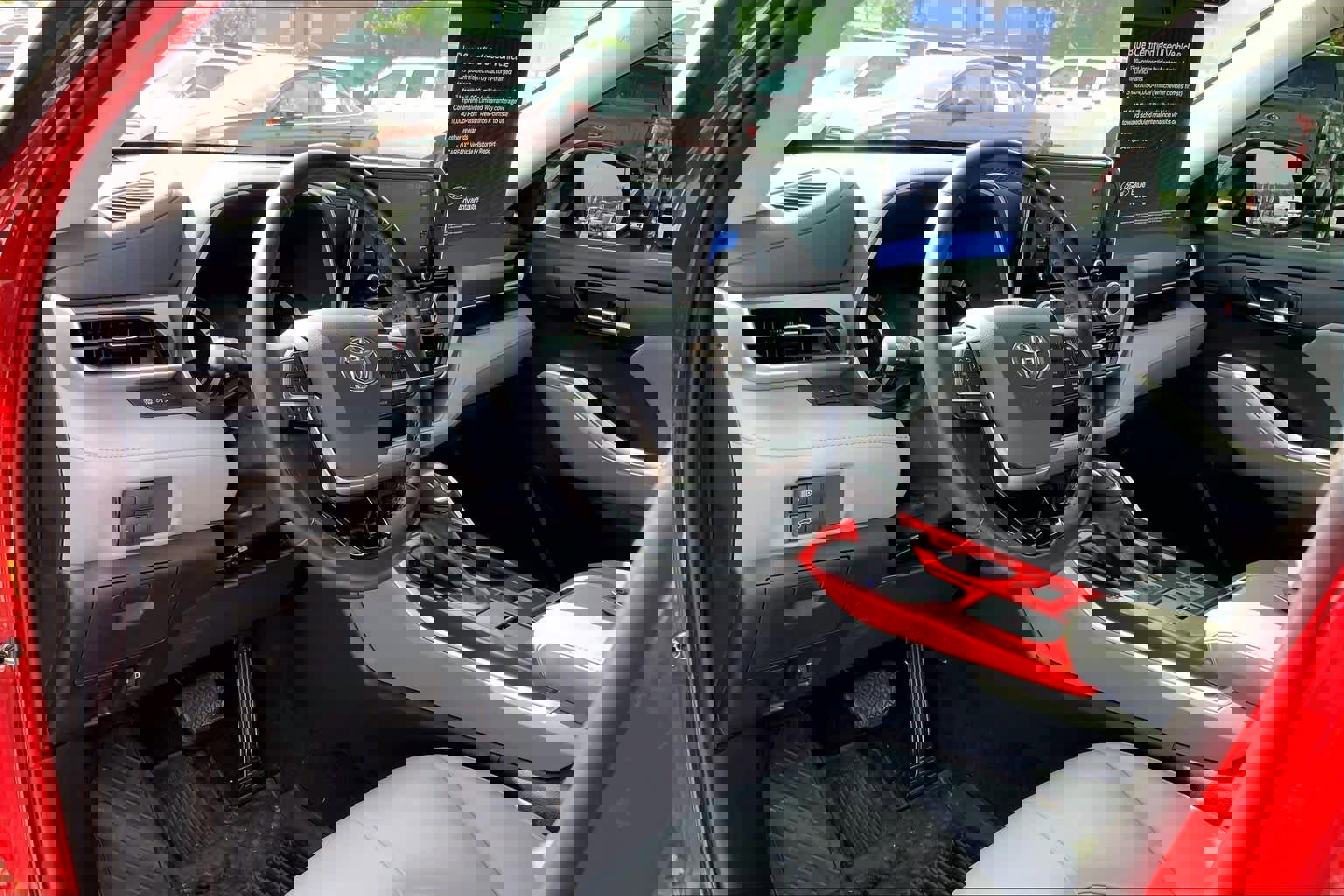 Used 2021 Toyota Highlander XLE FWD image 18